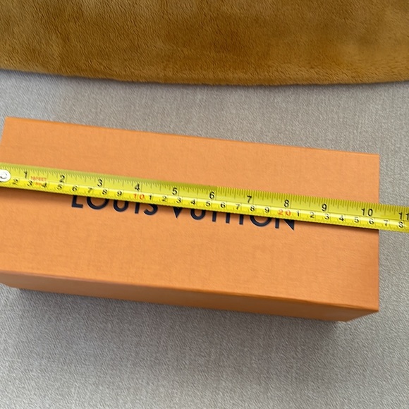 Authentic Louis Vuitton magnetic perfume box - Picture 5 of 8